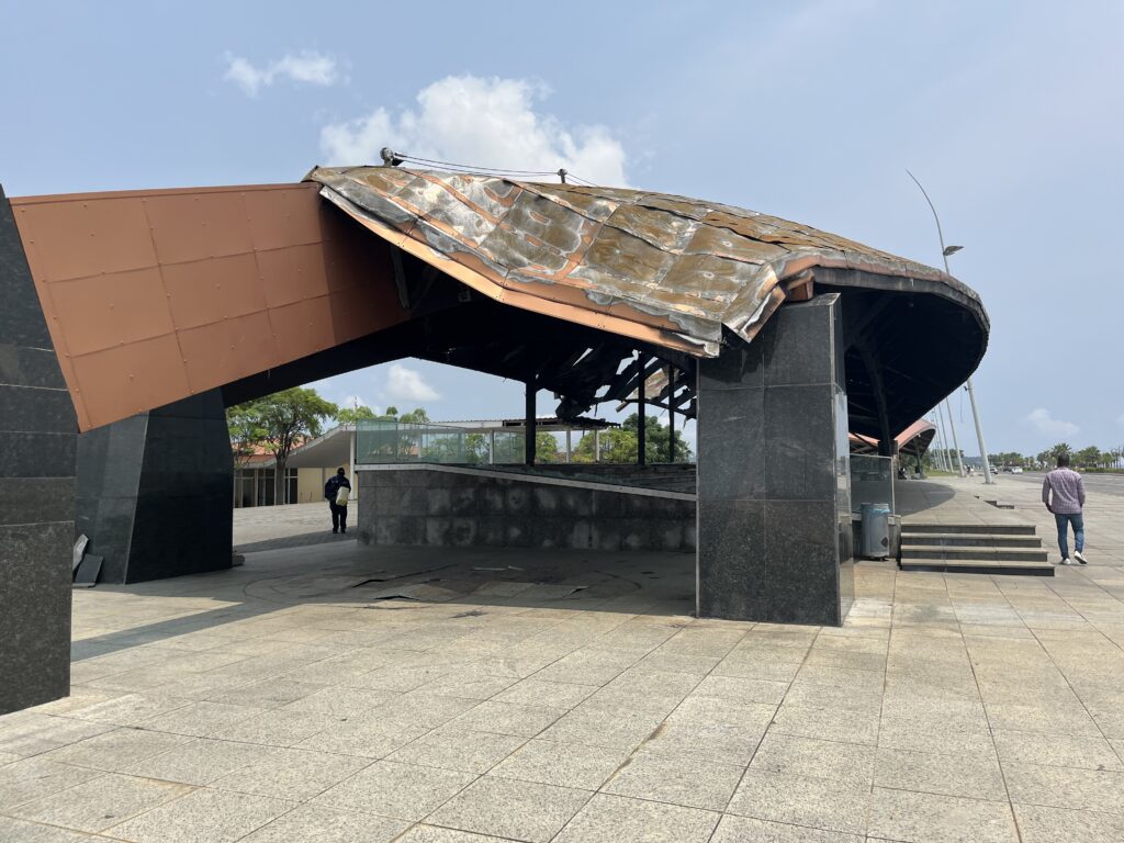 El Palco central del Paseo Marítimo de Malabo sigue sin conocer rehabilitaciones tras un incendio