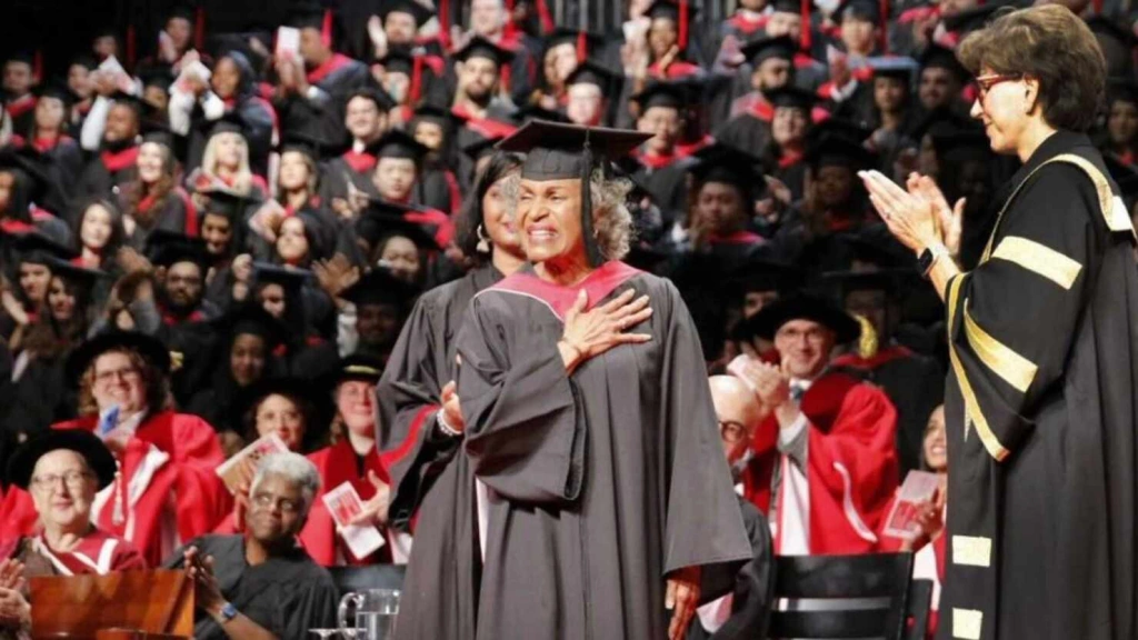 Una Abuela de 87 años se gradúa en la Universidad de Nueva York