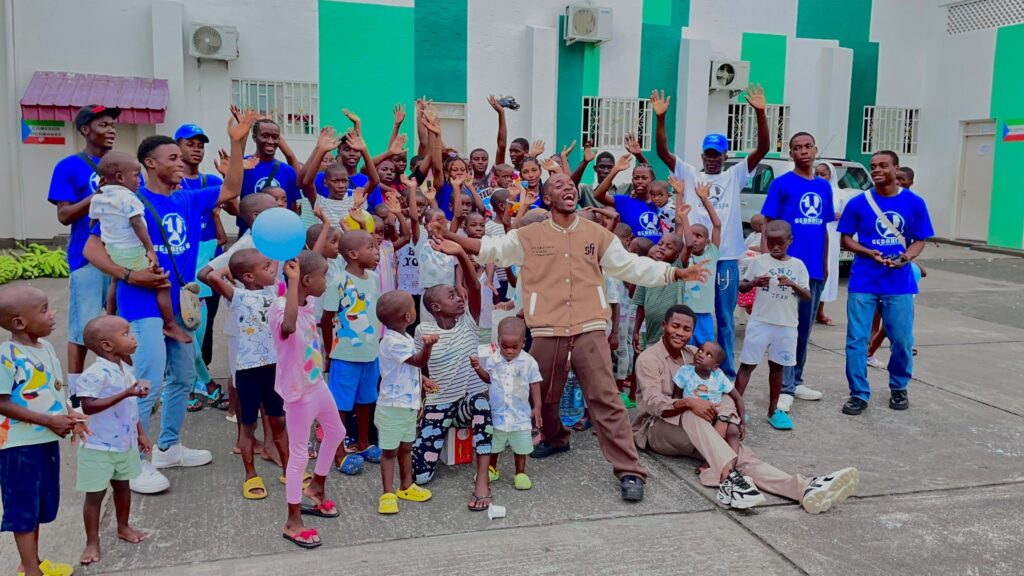 El grupo de baile G.E Dancers celebra su aniversario con una donación de materiales al orfanato de Malabo 